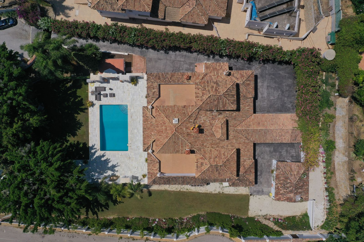 Detached Villa for sale in El Paraiso | 6 bedrooms H4676575