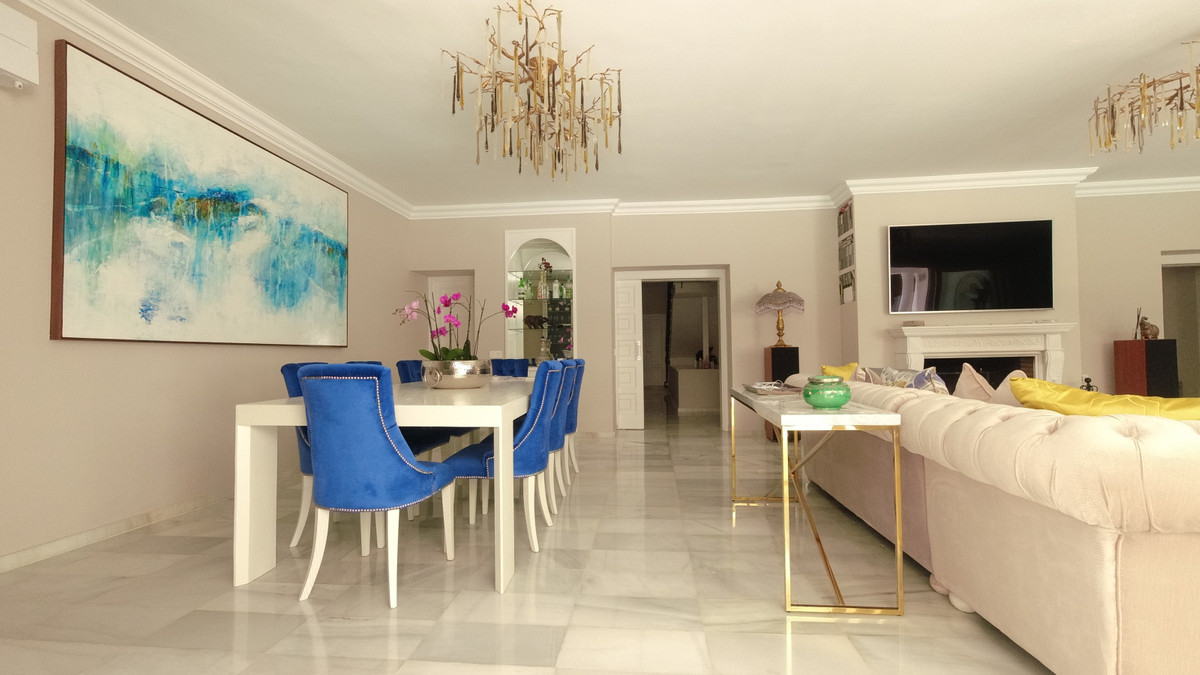 Detached Villa for sale in El Paraiso | 6 bedrooms H4676575
