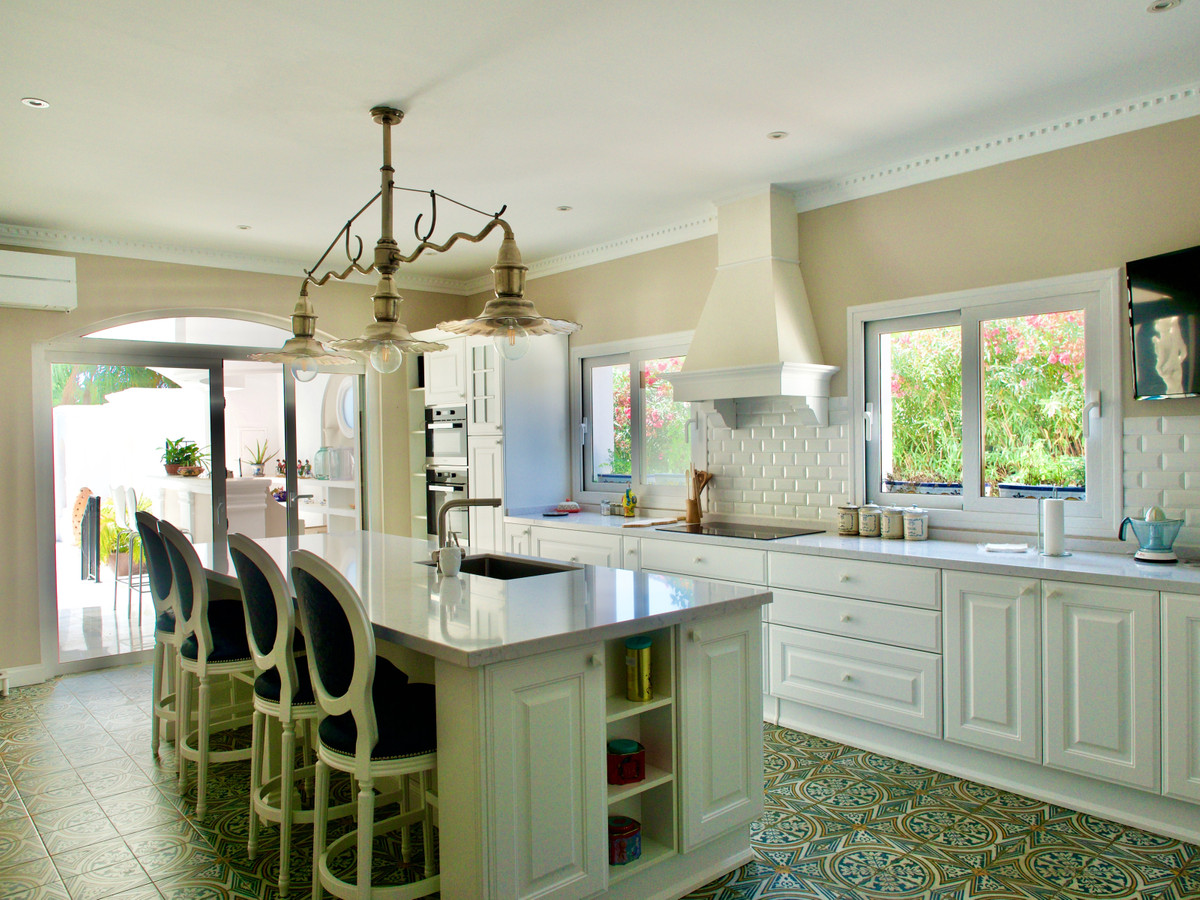 Detached Villa for sale in El Paraiso | 6 bedrooms H4676575