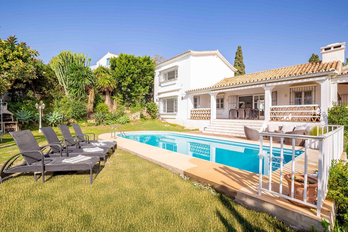 Vrijstaande Villa in El Paraiso-1