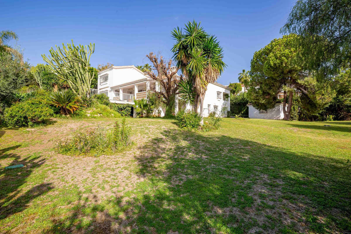 Vrijstaande Villa in El Paraiso-10