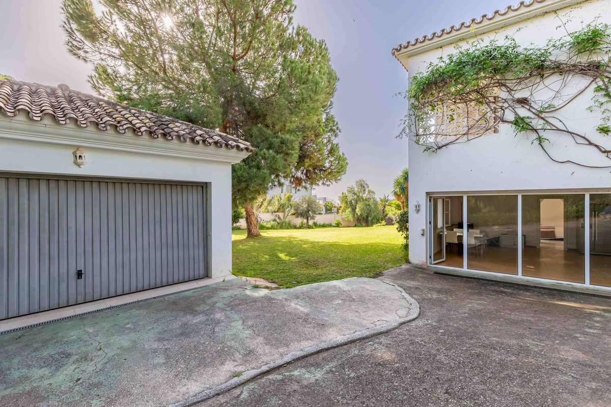 Vrijstaande Villa in El Paraiso-11
