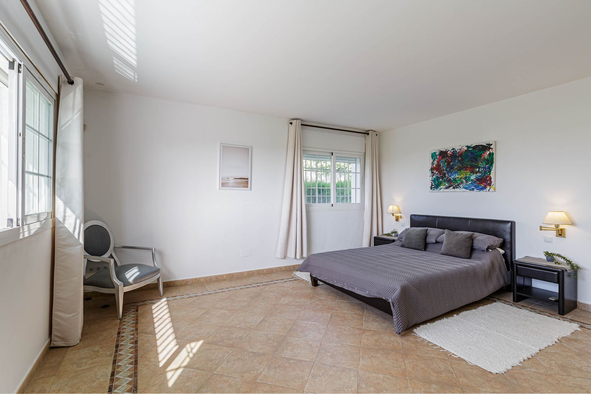 Vrijstaande Villa in El Paraiso-12