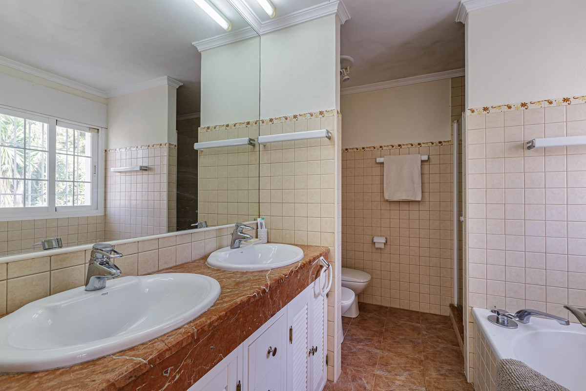 Vrijstaande Villa in El Paraiso-13