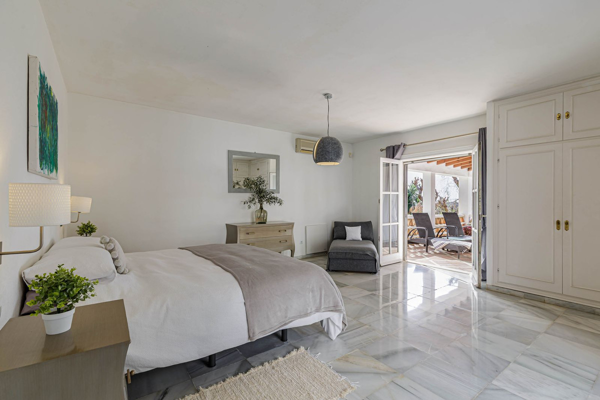 Vrijstaande Villa in El Paraiso-14