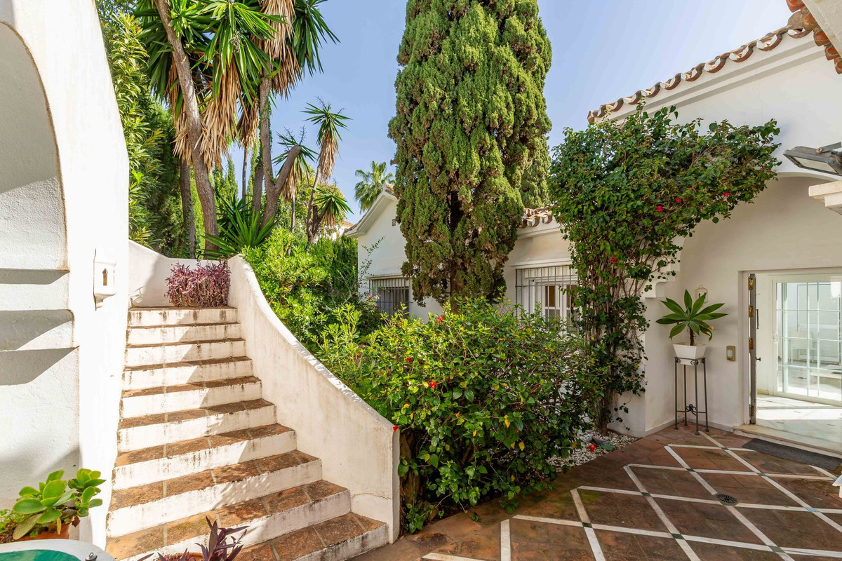Vrijstaande Villa in El Paraiso-8