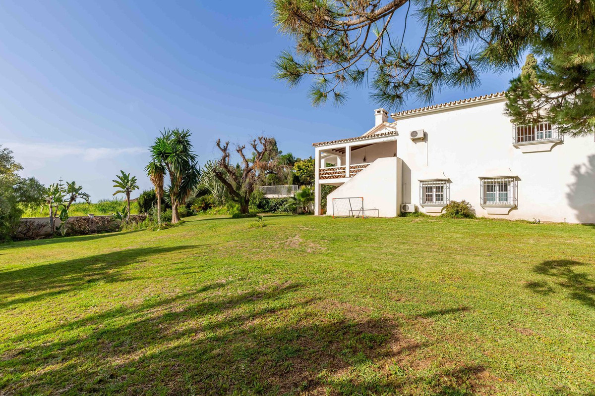 Vrijstaande Villa in El Paraiso-9