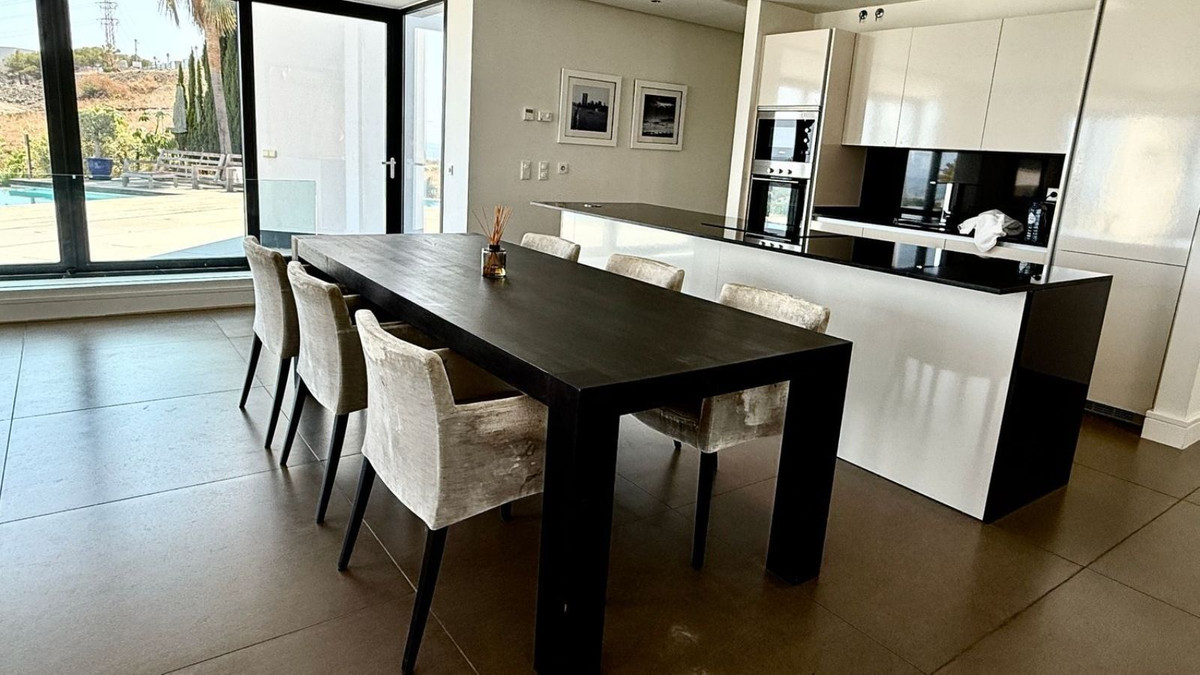 Detached Villa for sale in El Paraiso | 4 bedrooms H5061886