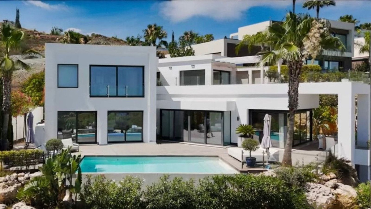 Detached Villa for sale in El Paraiso | 4 bedrooms H5061886