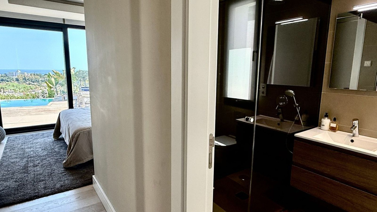 Detached Villa for sale in El Paraiso | 4 bedrooms H5061886