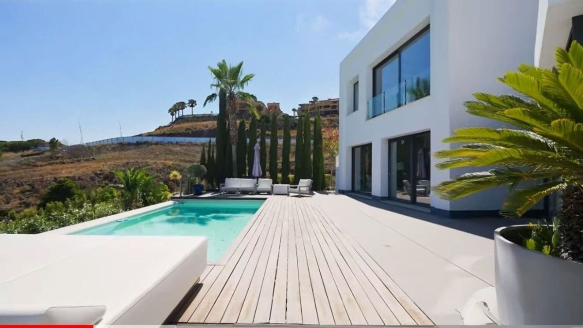 Detached Villa for sale in El Paraiso | 4 bedrooms H5061886