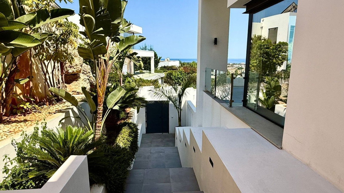 Detached Villa for sale in El Paraiso | 4 bedrooms H5061886