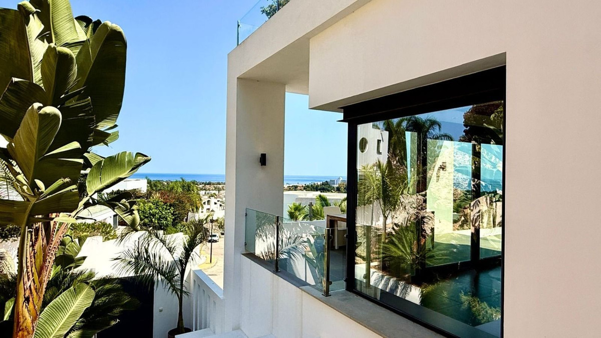 Detached Villa for sale in El Paraiso | 4 bedrooms H5061886