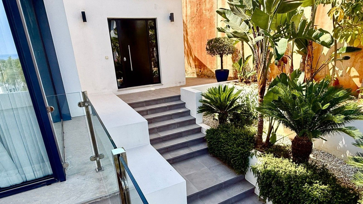 Detached Villa for sale in El Paraiso | 4 bedrooms H5061886
