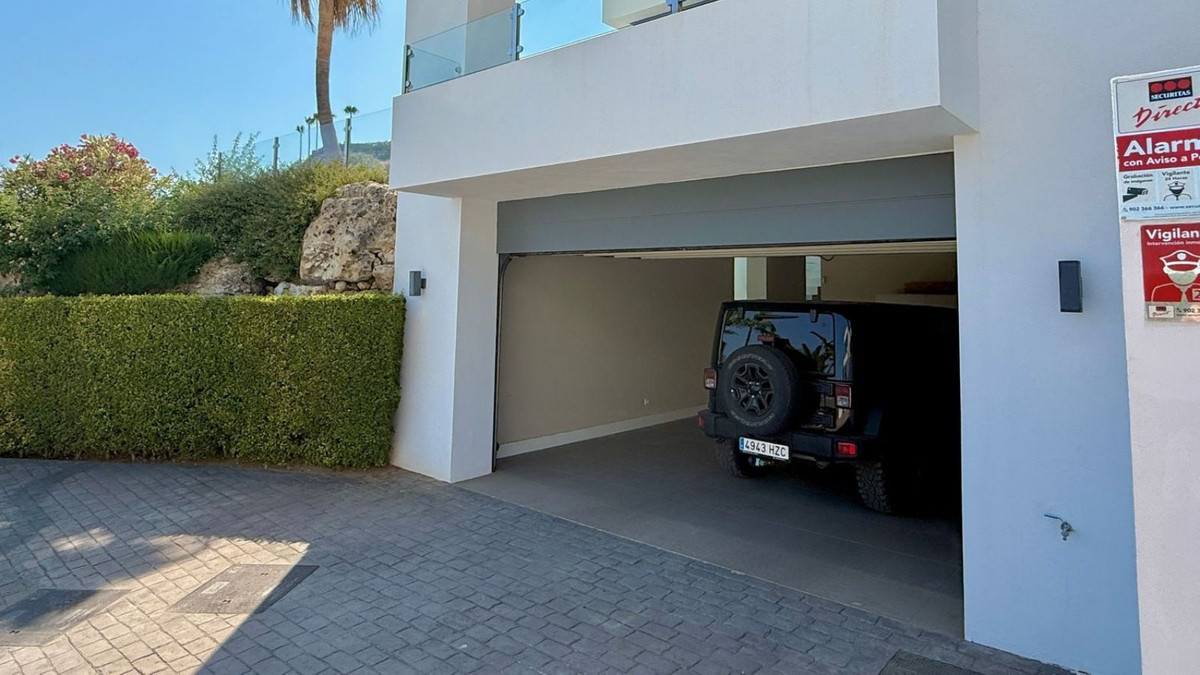 Detached Villa for sale in El Paraiso | 4 bedrooms H5061886