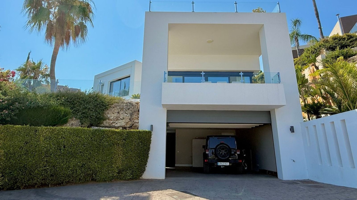 Detached Villa for sale in El Paraiso | 4 bedrooms H5061886