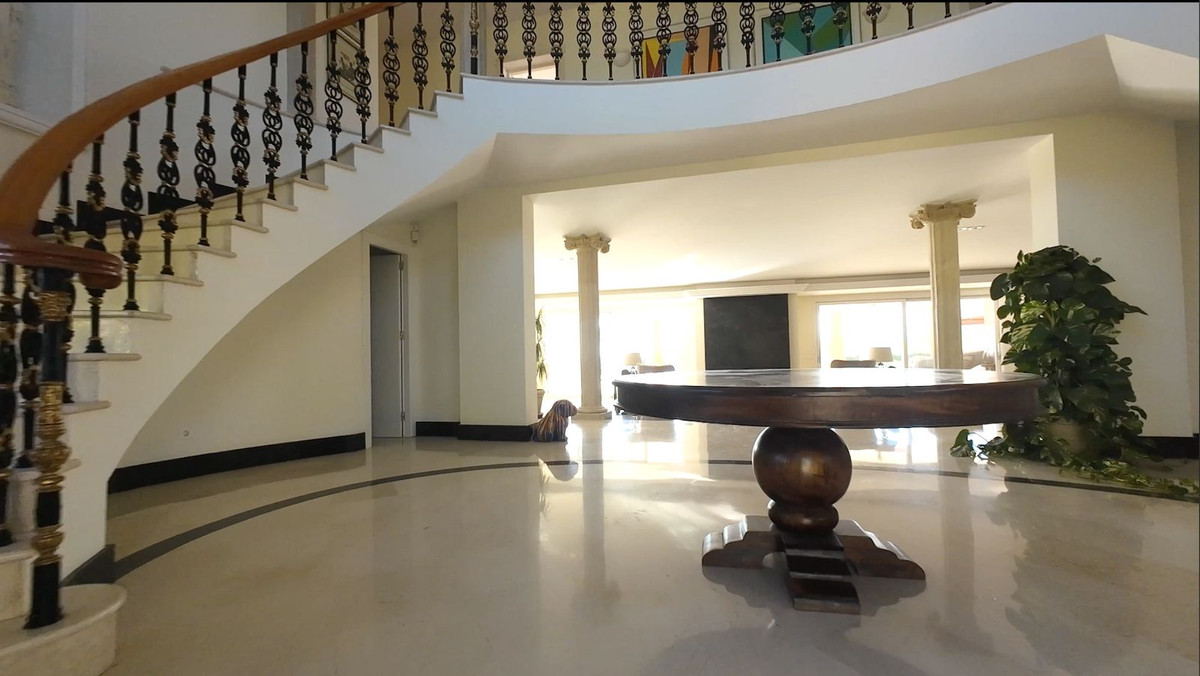 Huis te koop in El Paraiso | 8 slaapkamers H5237146