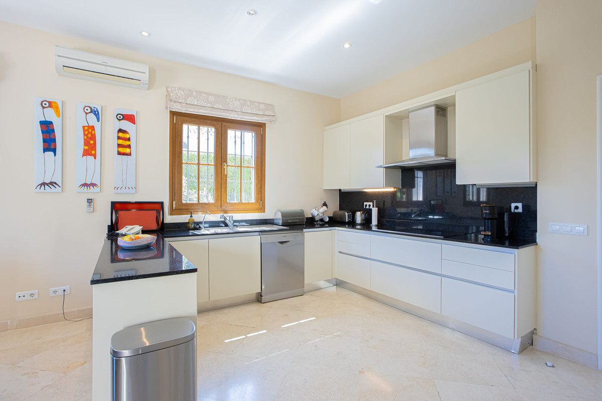 Huis te koop in El Paraiso | 5 slaapkamers H5358286