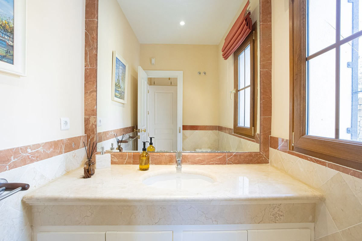 Huis te koop in El Paraiso | 5 slaapkamers H5358286