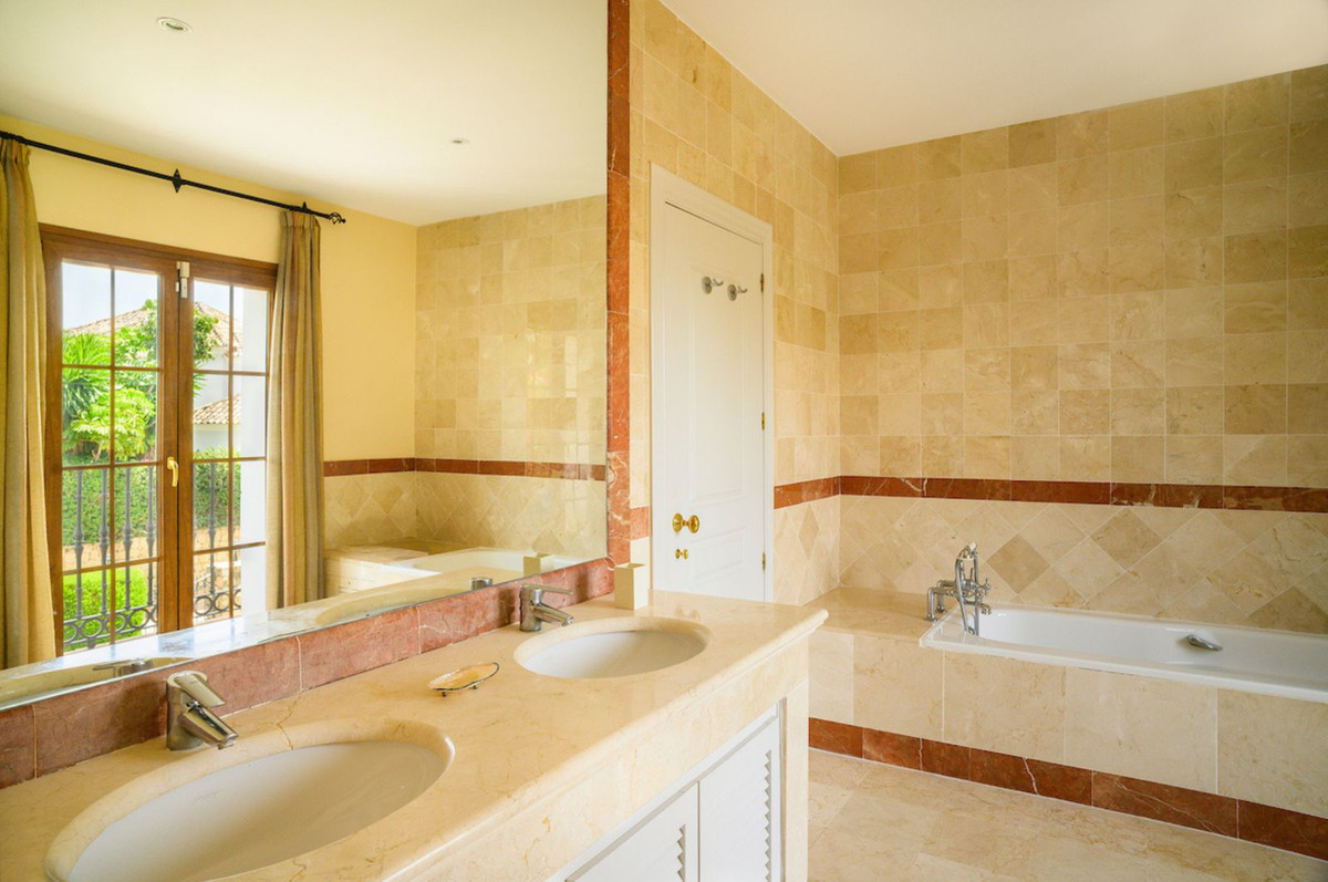 Huis te koop in El Paraiso | 5 slaapkamers H5358286