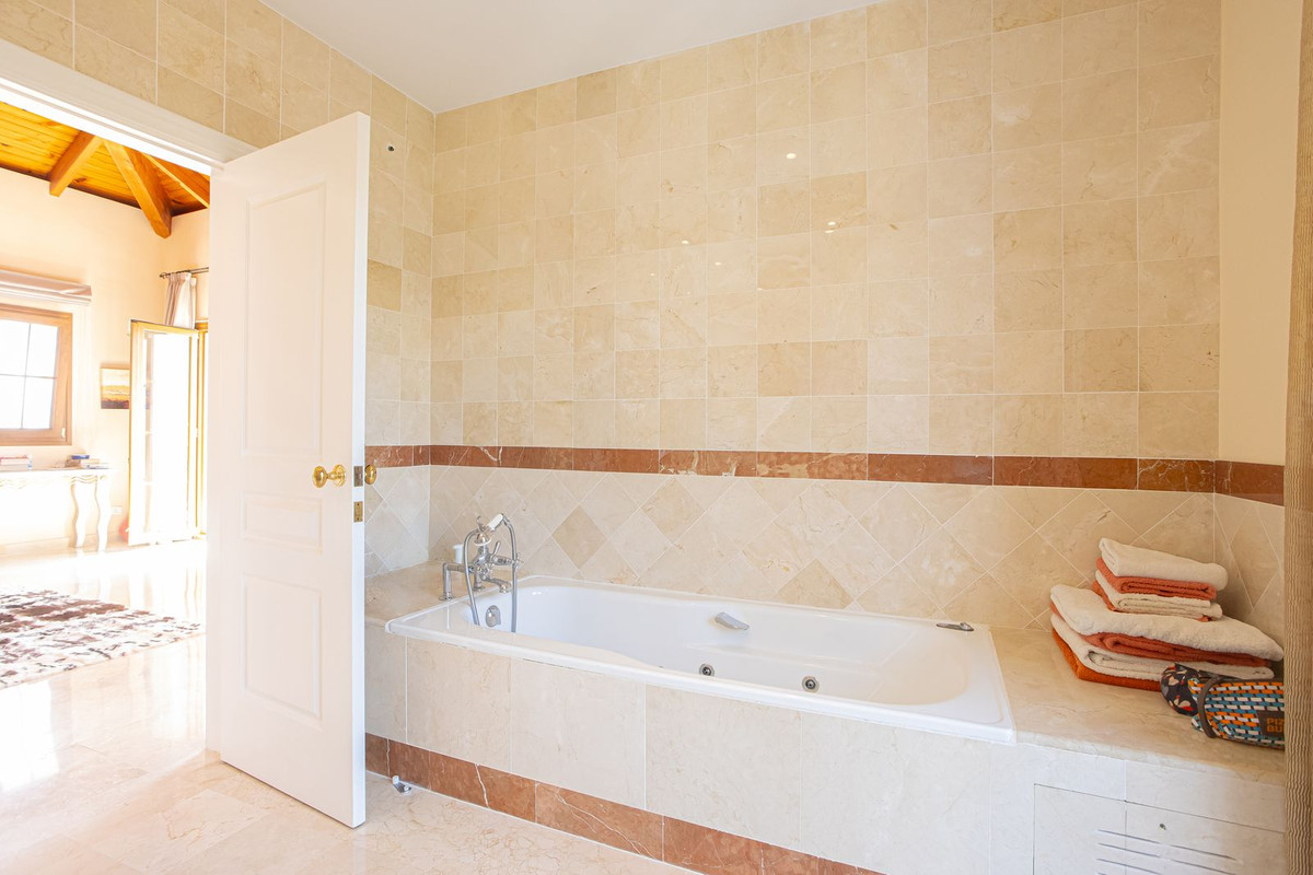 Huis te koop in El Paraiso | 5 slaapkamers H5358286