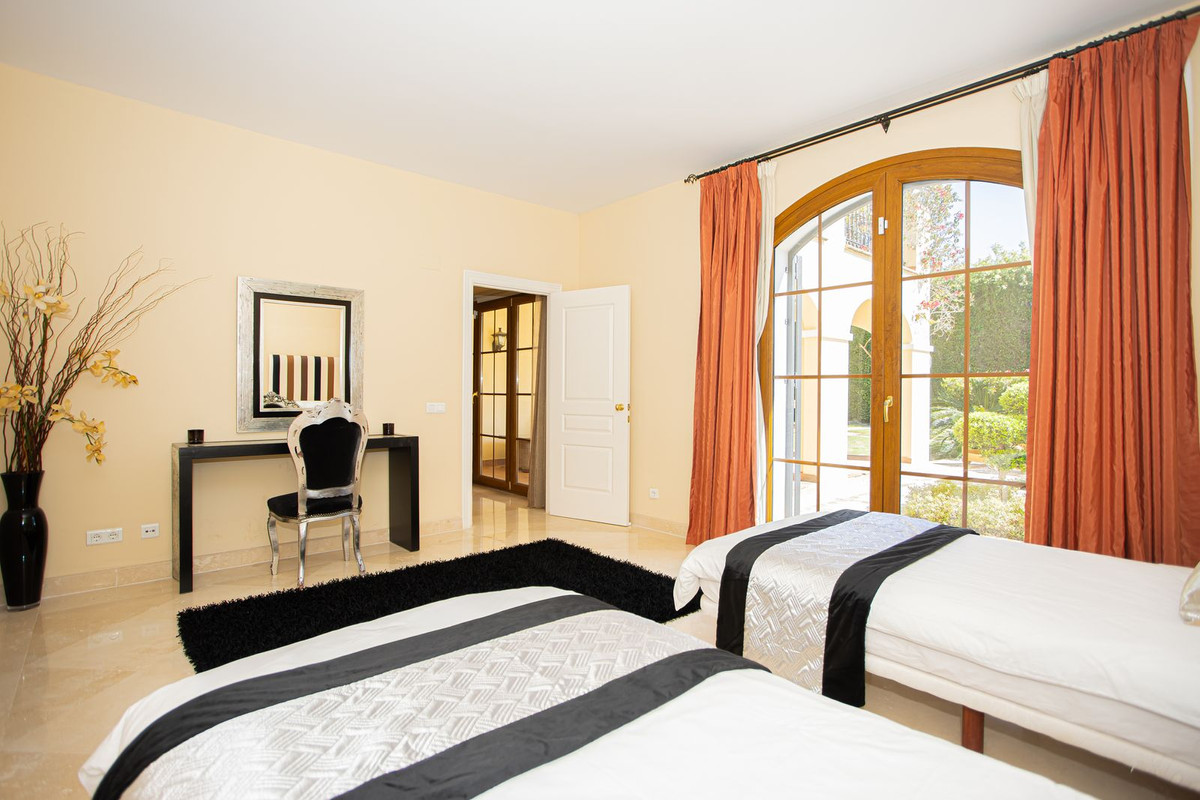 Huis te koop in El Paraiso | 5 slaapkamers H5358286