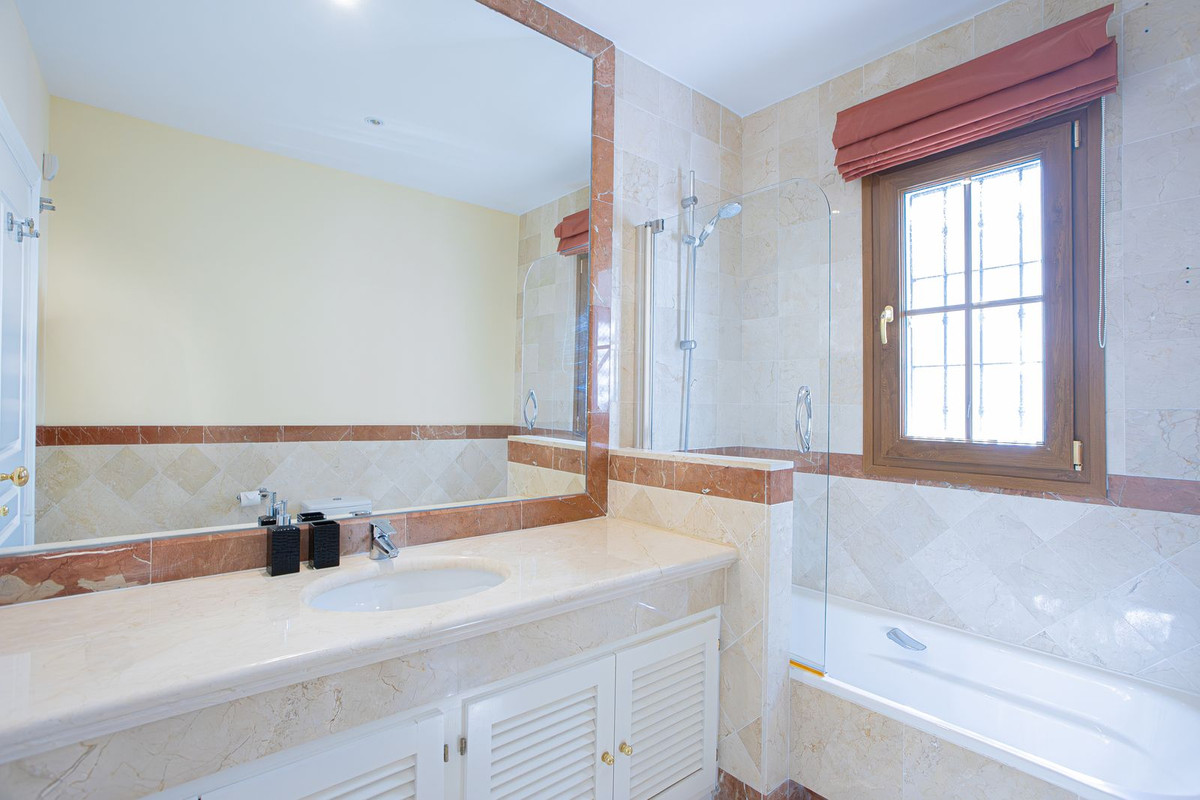 Huis te koop in El Paraiso | 5 slaapkamers H5358286