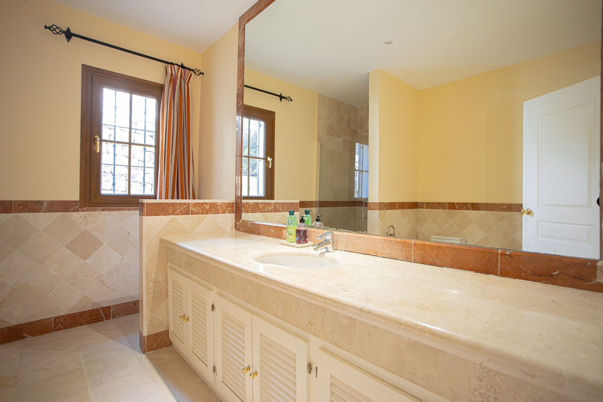 Huis te koop in El Paraiso | 5 slaapkamers H5358286