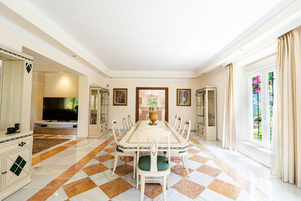 Huis te koop in El Paraiso | 6 slaapkamers H5407180