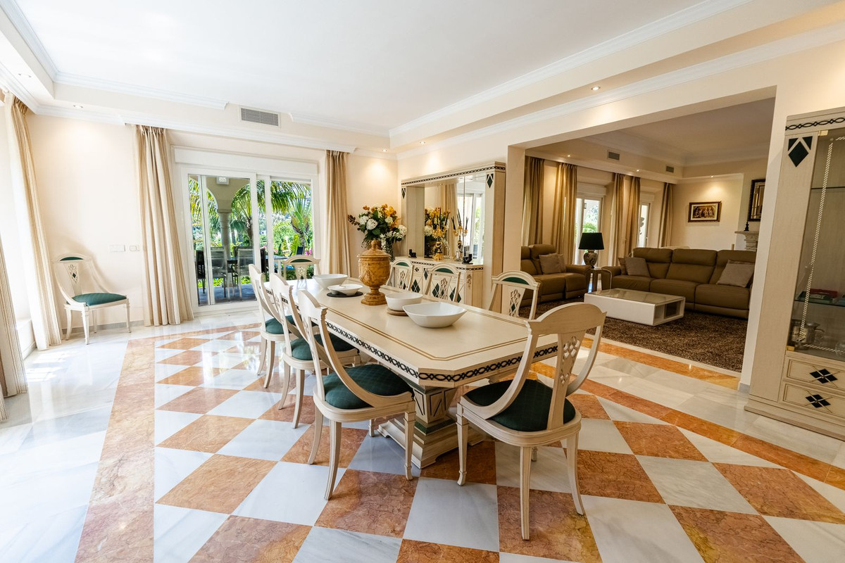 Huis te koop in El Paraiso | 6 slaapkamers H5407180