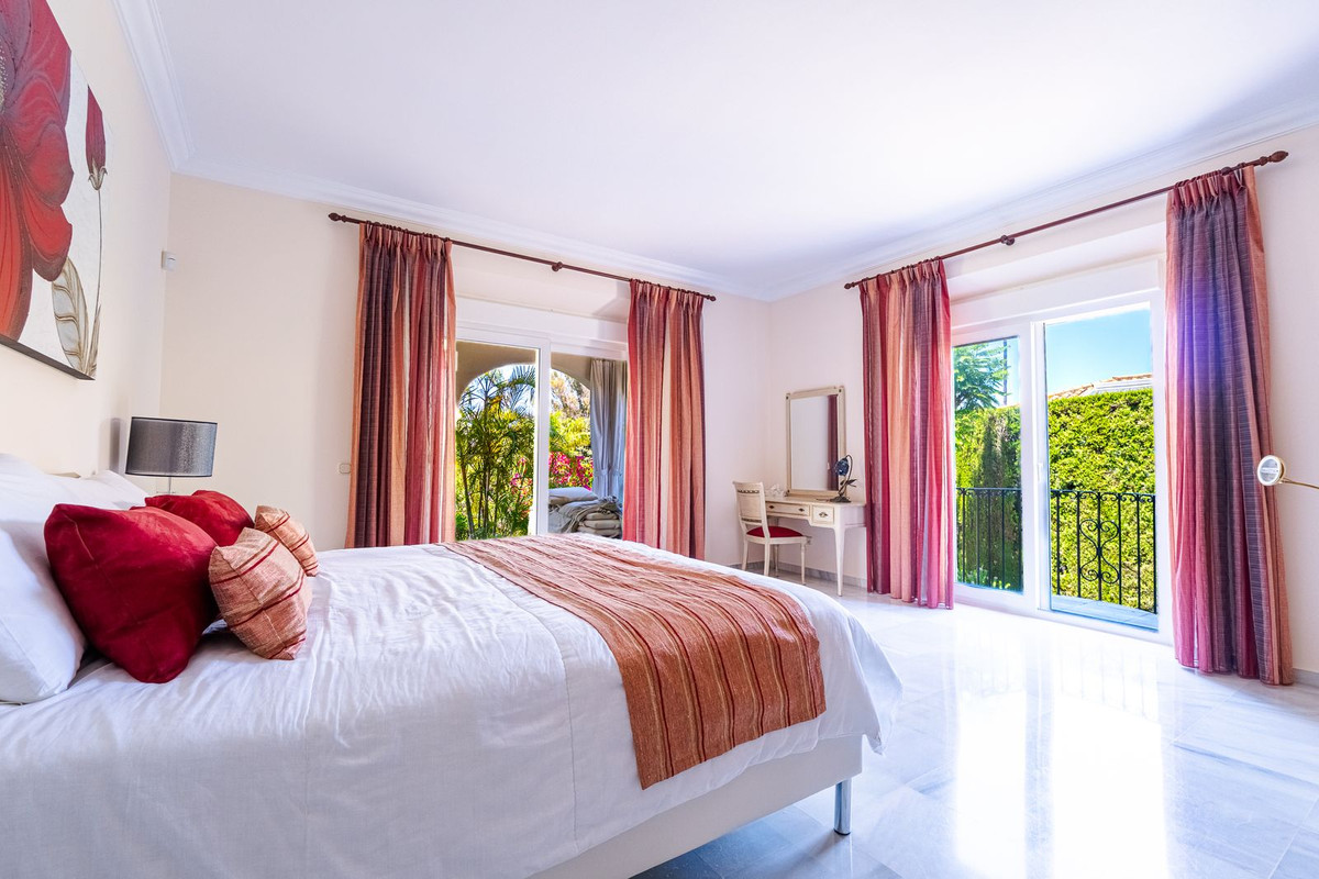 Huis te koop in El Paraiso | 6 slaapkamers H5407180