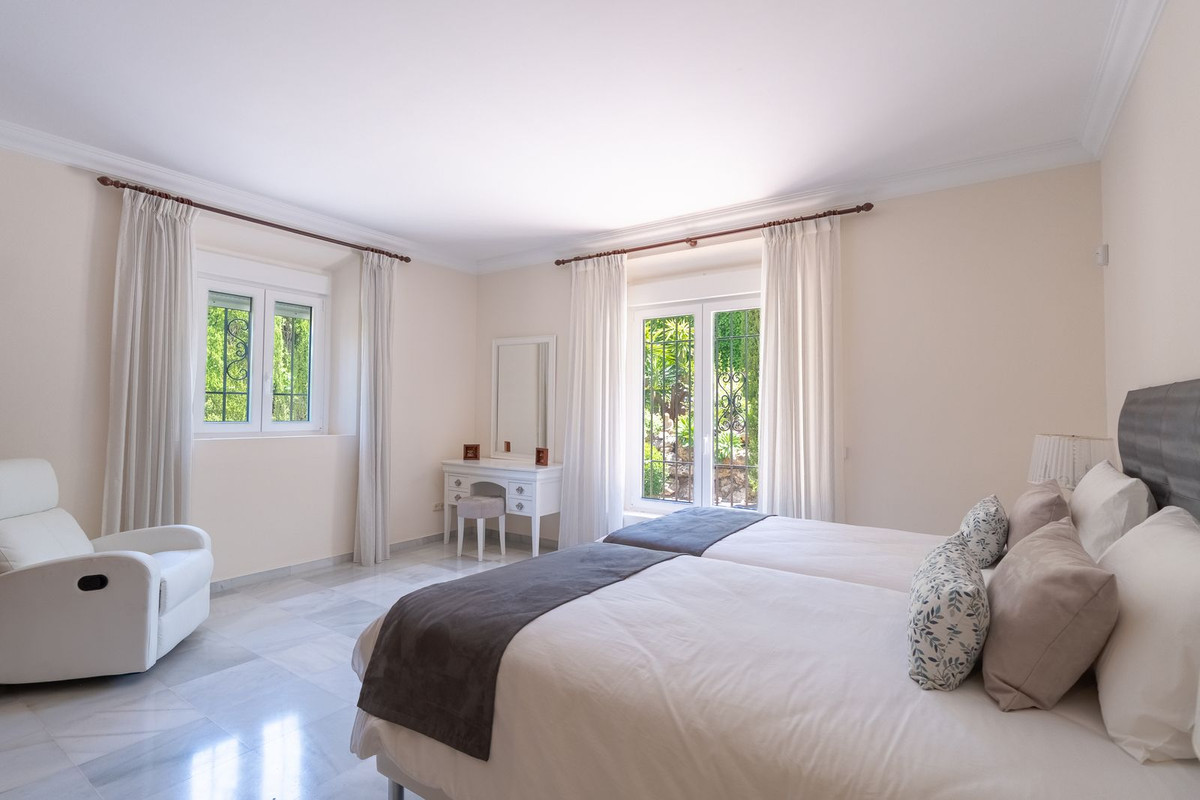 Huis te koop in El Paraiso | 6 slaapkamers H5407180