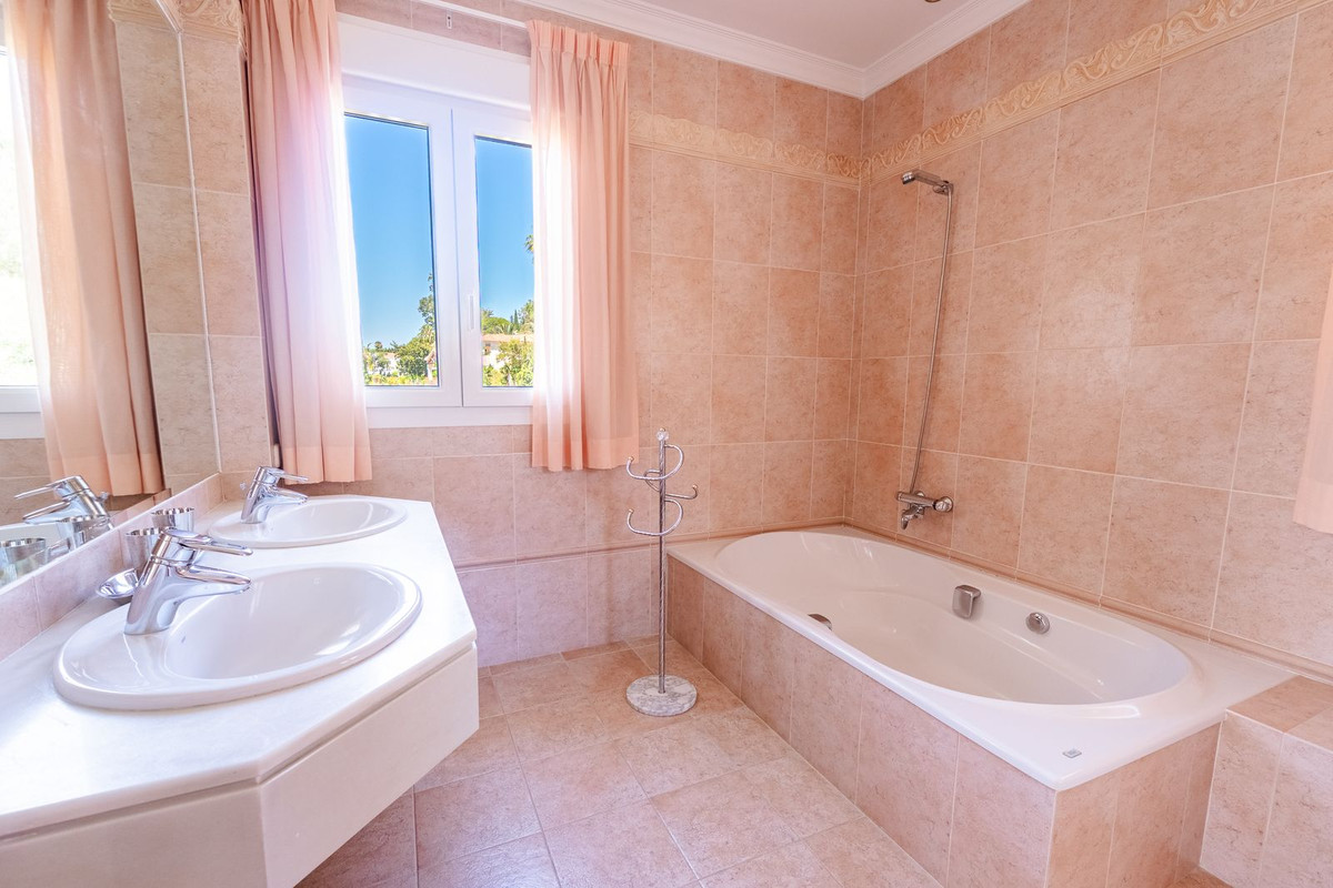 Huis te koop in El Paraiso | 6 slaapkamers H5407180