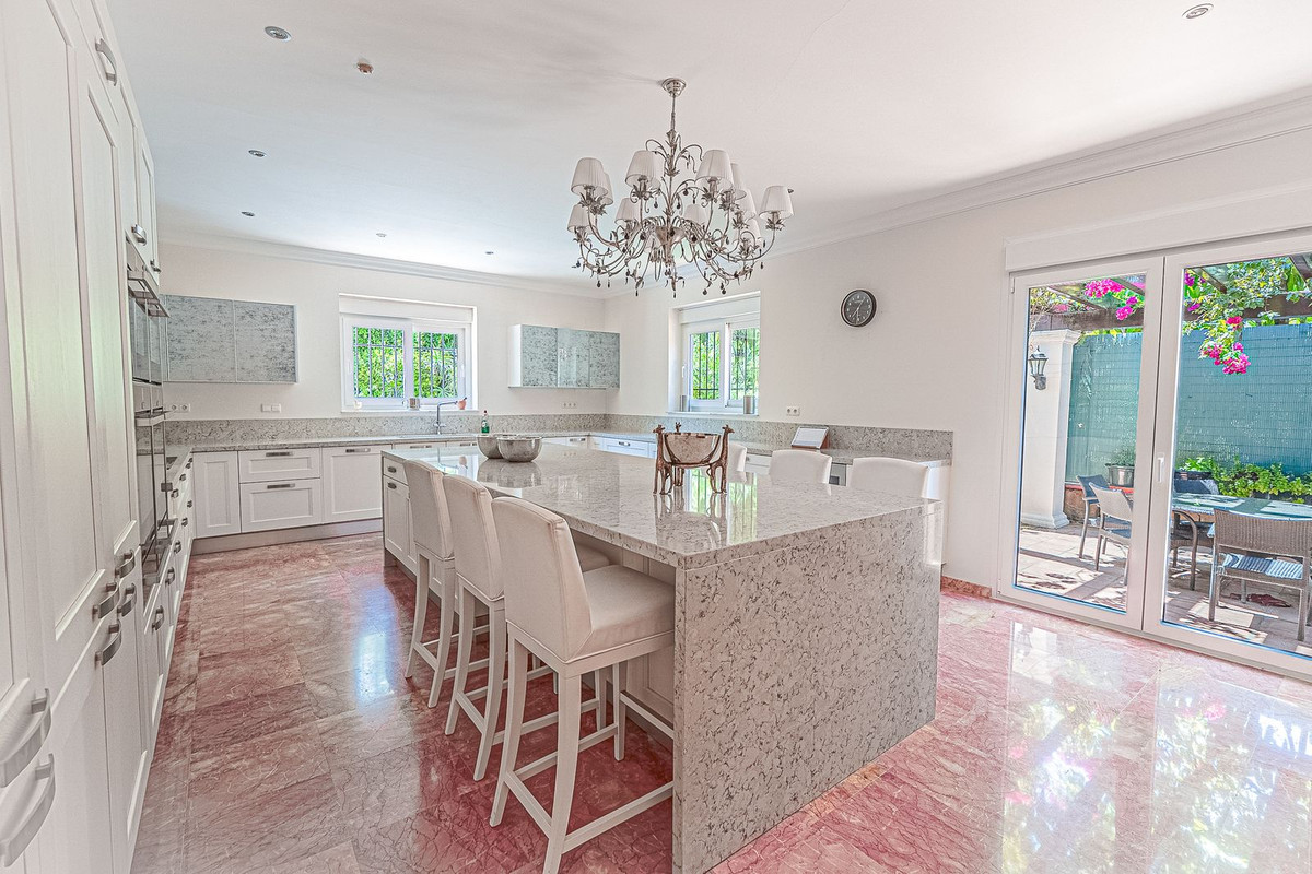 Huis te koop in El Paraiso | 6 slaapkamers H5407180