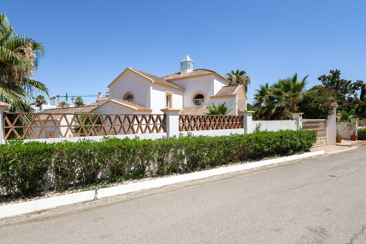 Huis te koop in El Paraiso | 7 slaapkamers H5440399