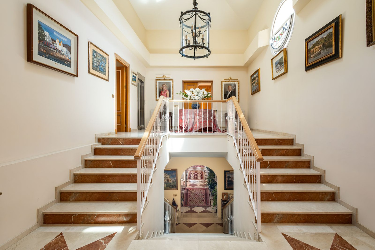 Huis te koop in El Paraiso | 7 slaapkamers H5440399