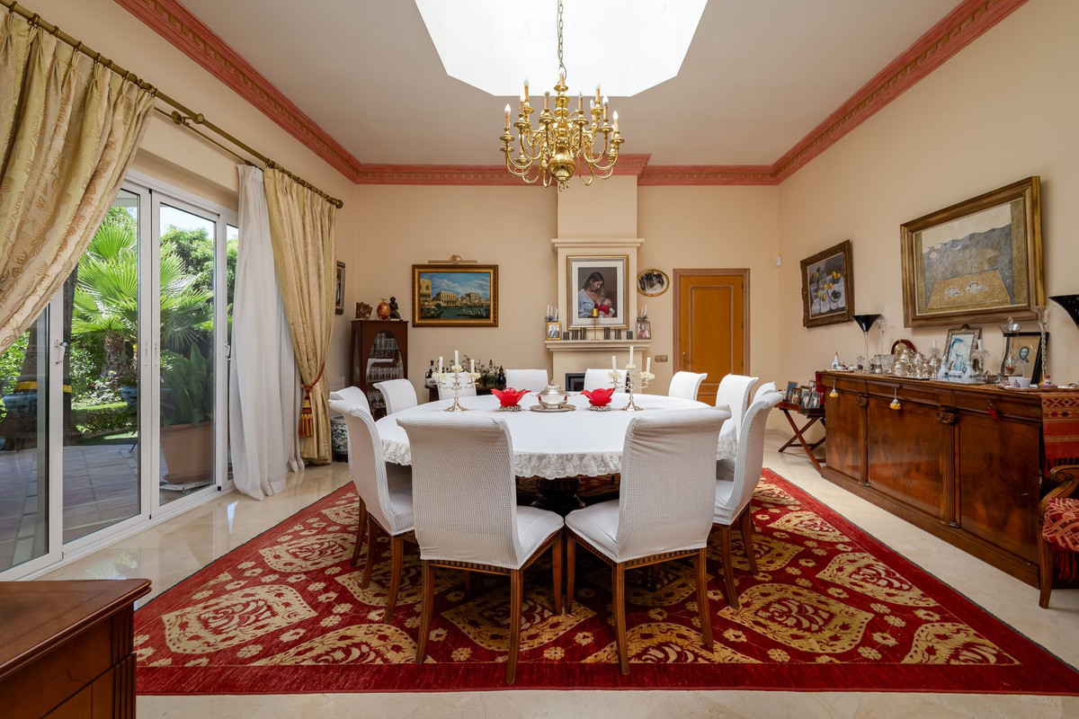 Huis te koop in El Paraiso | 7 slaapkamers H5440399
