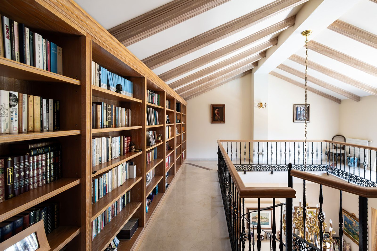 Huis te koop in El Paraiso | 7 slaapkamers H5440399