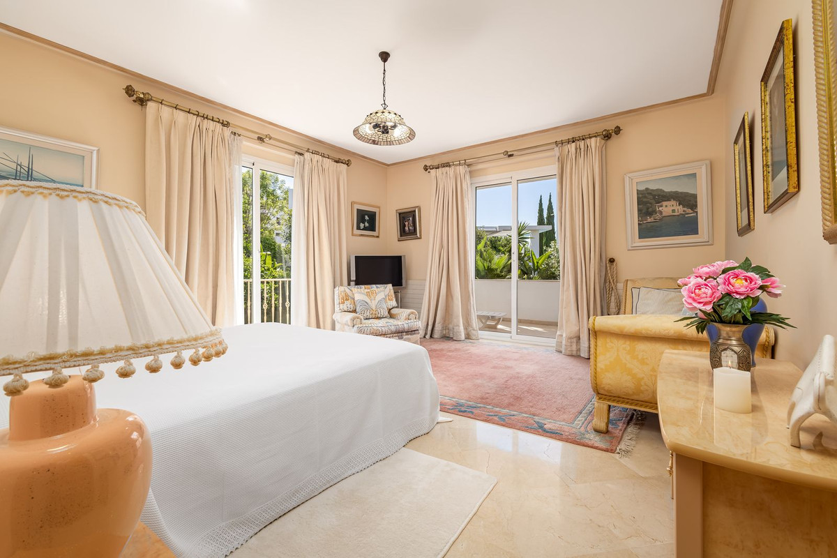 Huis te koop in El Paraiso | 7 slaapkamers H5440399
