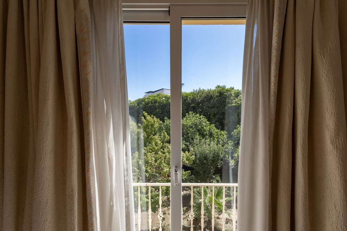 Huis te koop in El Paraiso | 7 slaapkamers H5440399