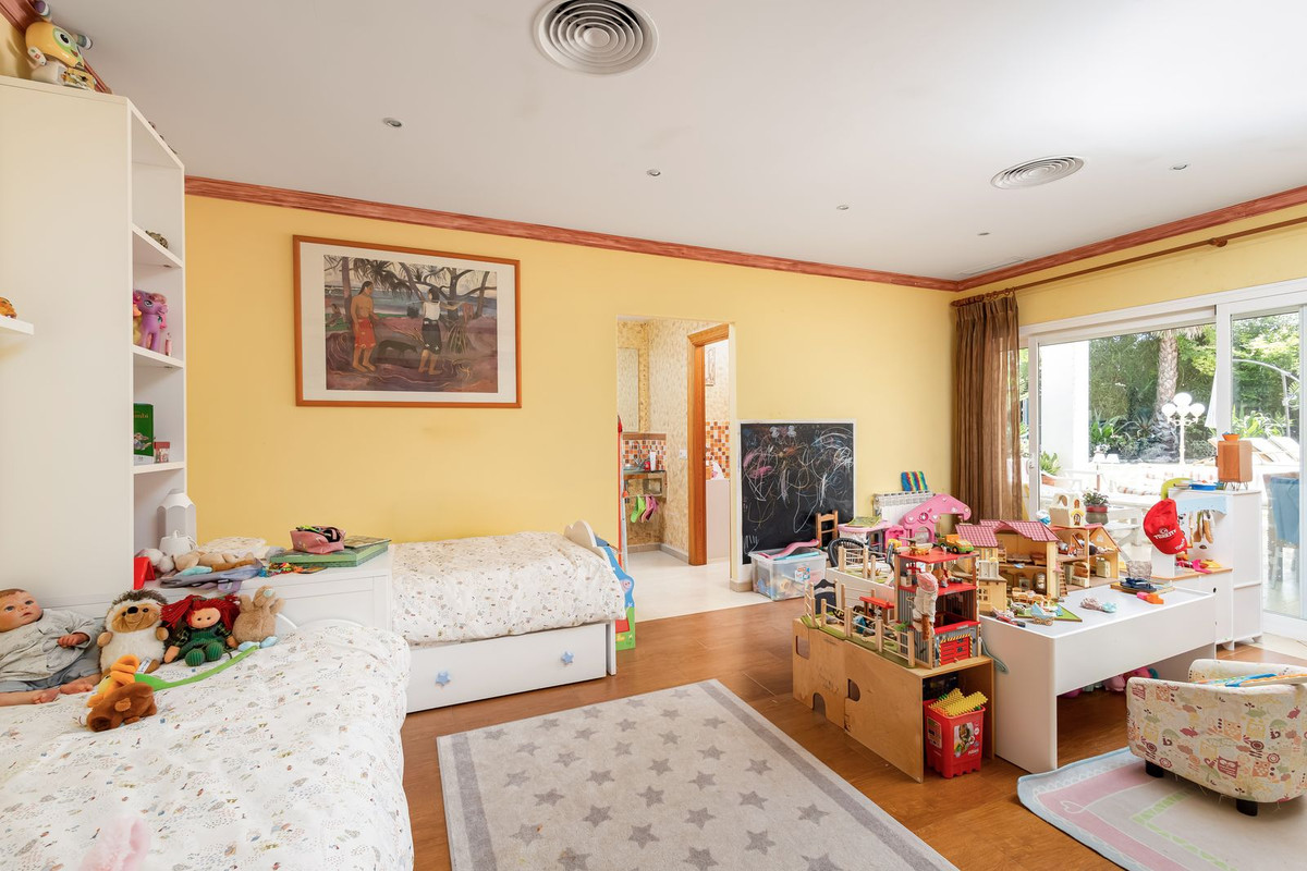 Huis te koop in El Paraiso | 7 slaapkamers H5440399