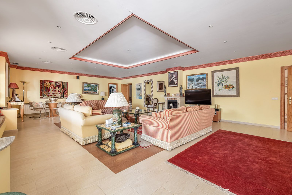 Huis te koop in El Paraiso | 7 slaapkamers H5440399