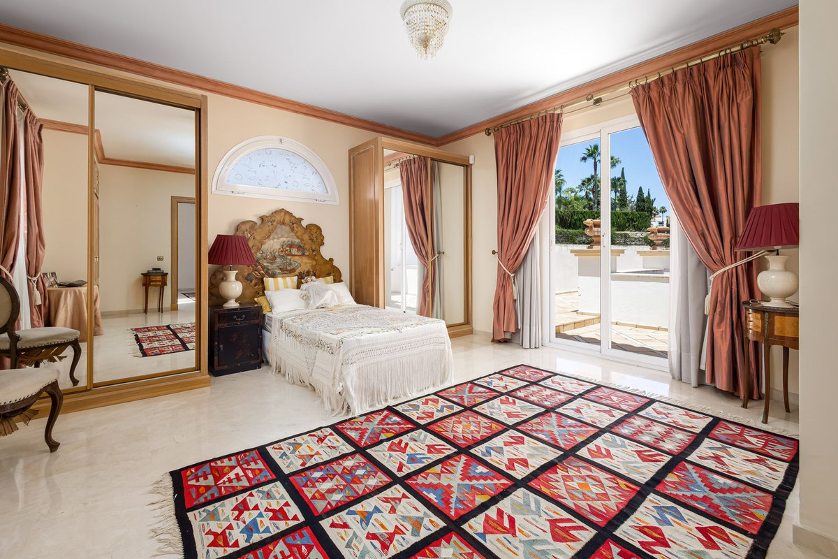 Huis te koop in El Paraiso | 7 slaapkamers H5440399