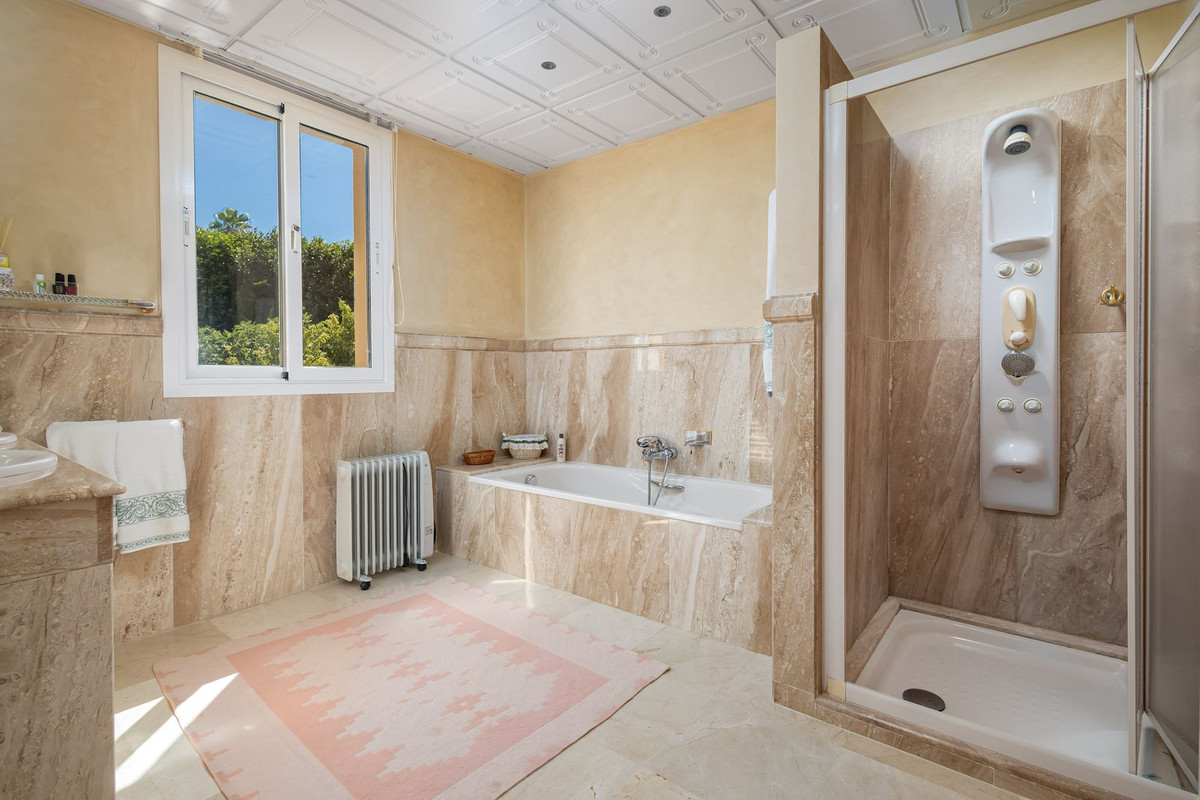 Huis te koop in El Paraiso | 7 slaapkamers H5440399