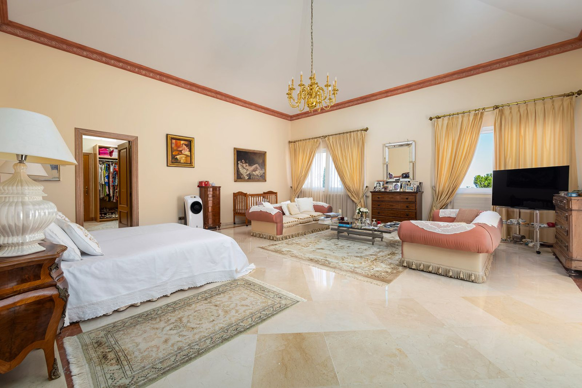 Huis te koop in El Paraiso | 7 slaapkamers H5440399