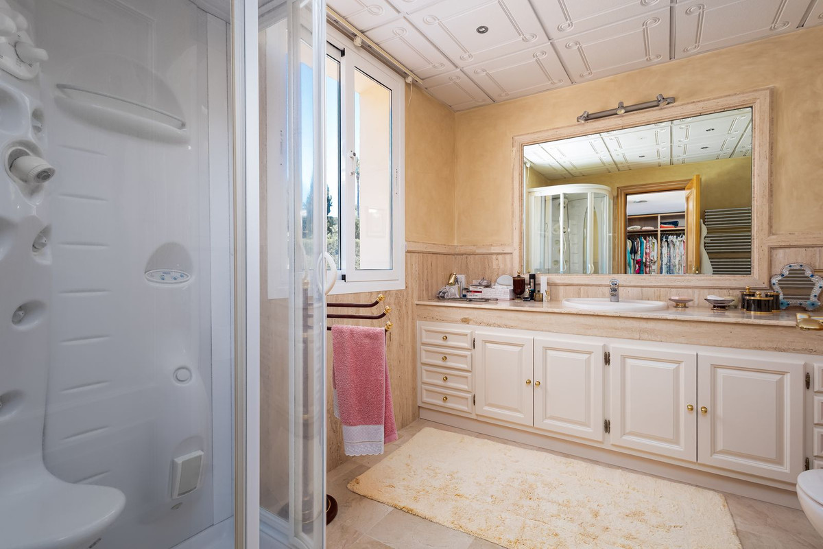 Huis te koop in El Paraiso | 7 slaapkamers H5440399