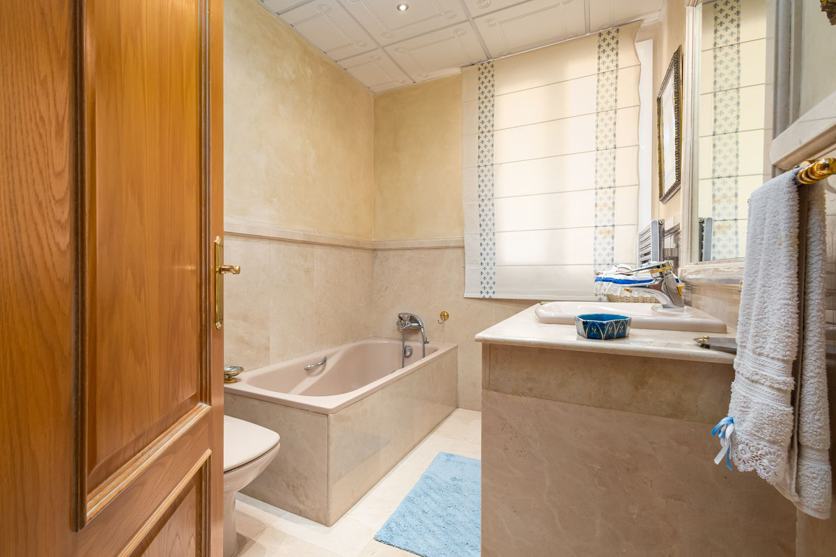 Huis te koop in El Paraiso | 7 slaapkamers H5440399