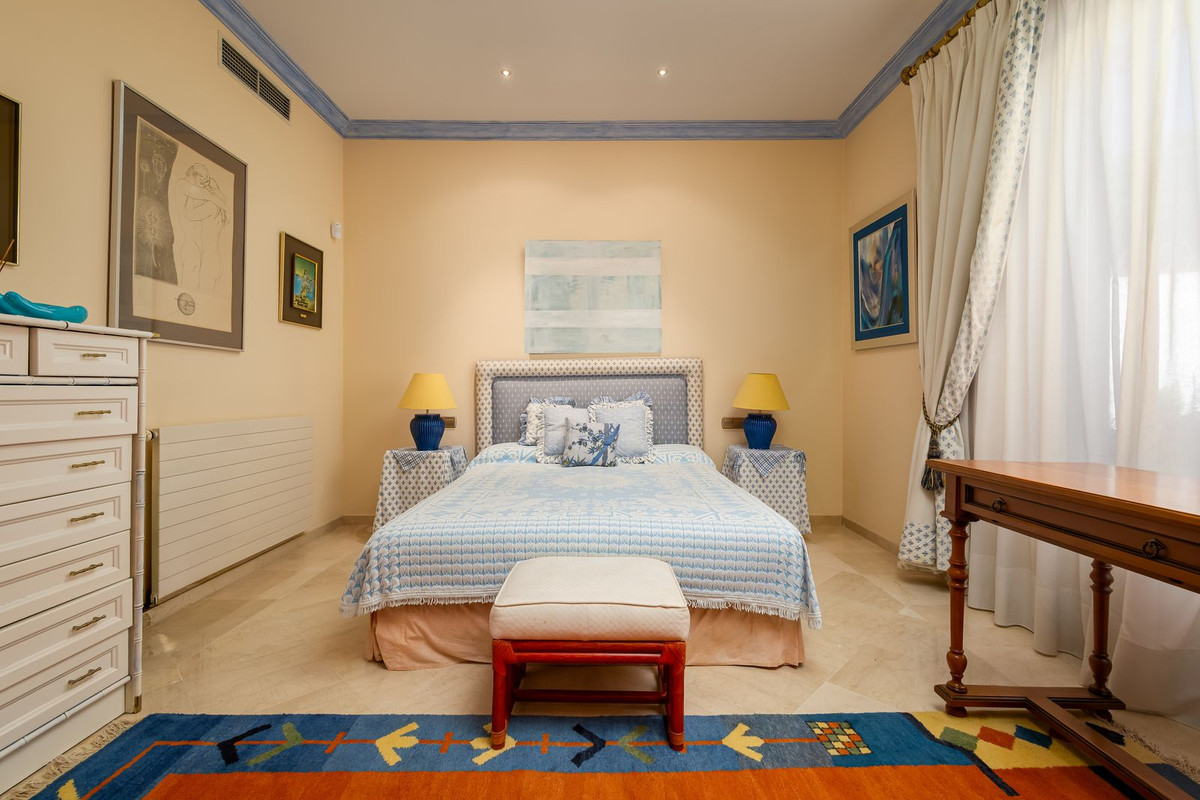 Huis te koop in El Paraiso | 7 slaapkamers H5440399