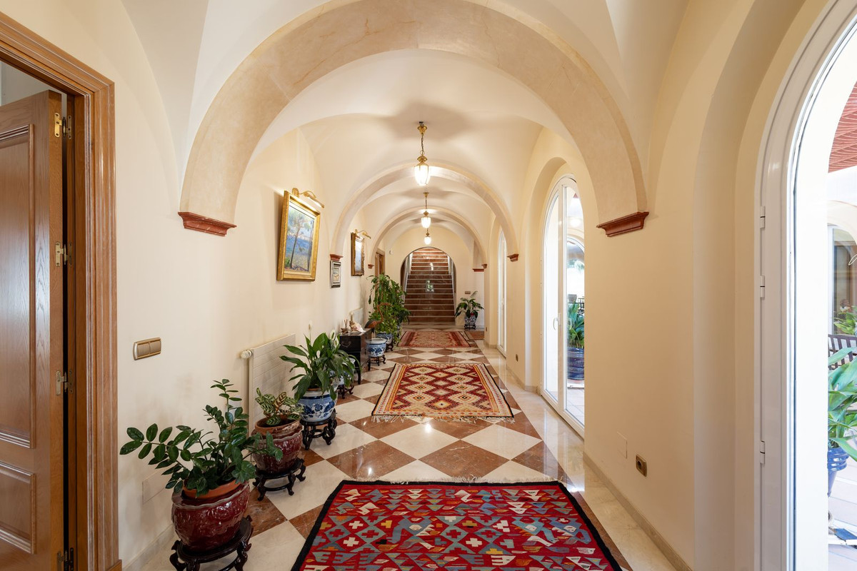 Huis te koop in El Paraiso | 7 slaapkamers H5440399
