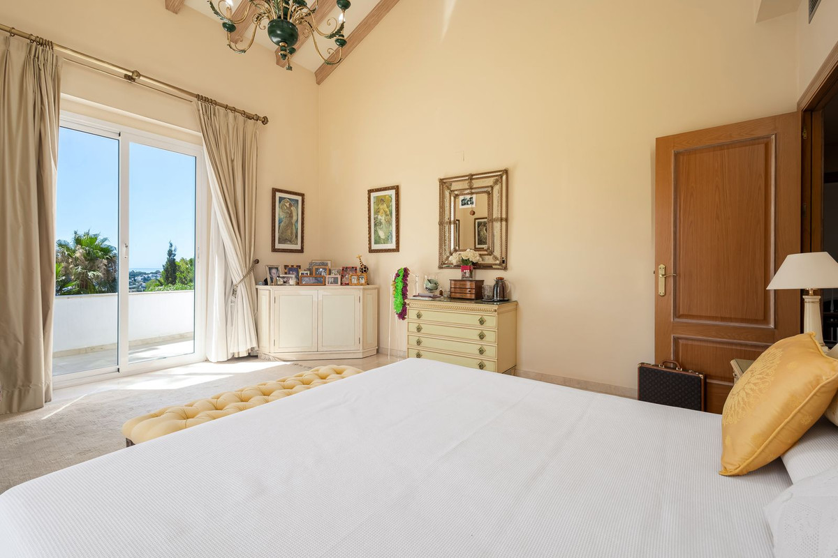Huis te koop in El Paraiso | 7 slaapkamers H5440399